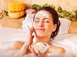 Einfache Masken und Cremes kann man auch selber machen